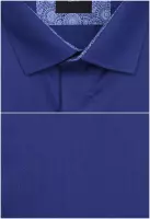 modrá košile s modrými doplňky