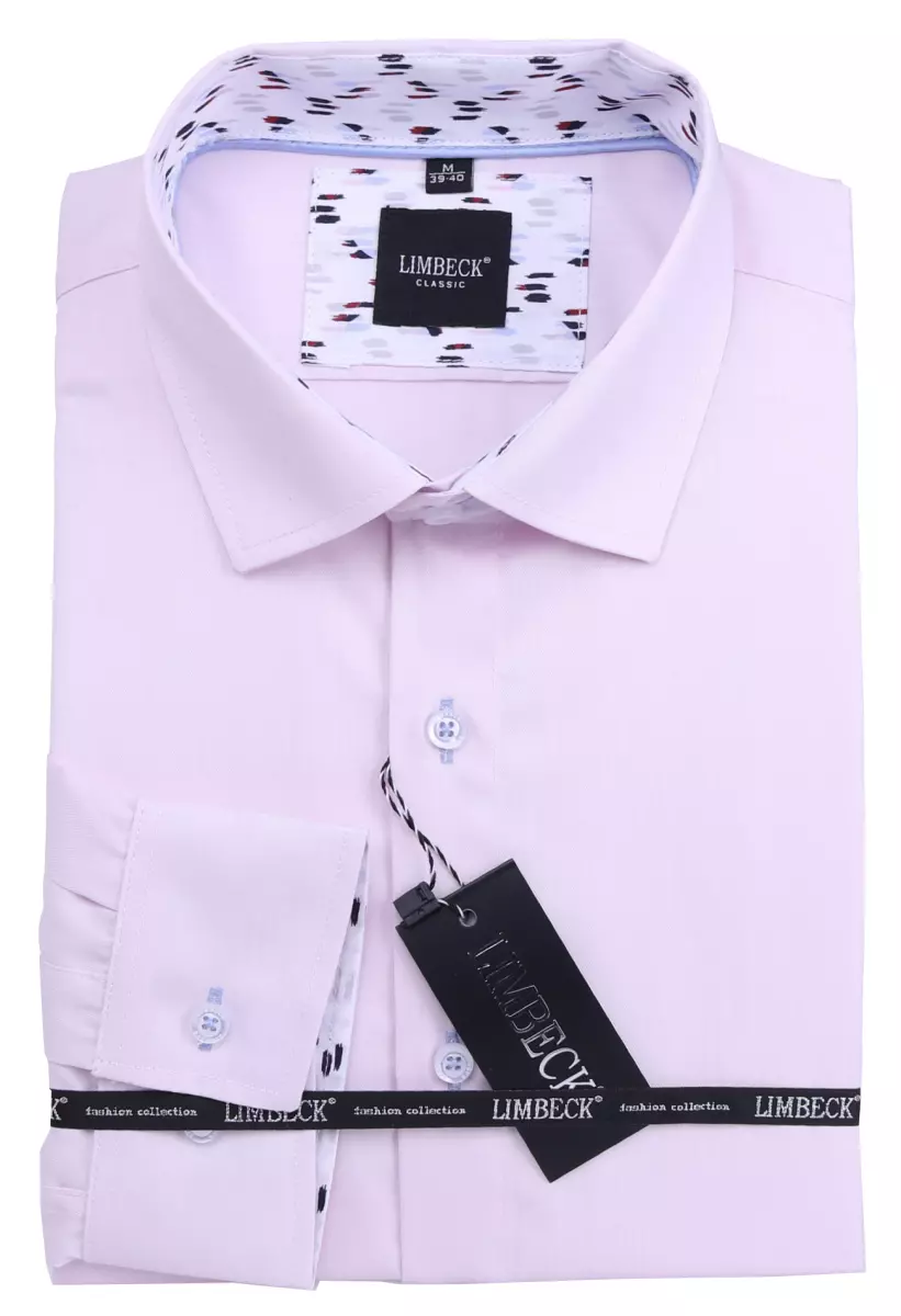 jemně růžová košile se zajímavými doplňky