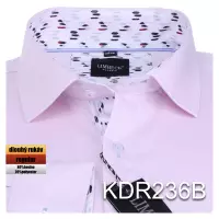 jemně růžová košile se zajímavými doplňky
