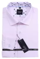 jemně růžová košile se zajímavými doplňky