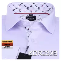 fialová košile s jemnými doplňky
