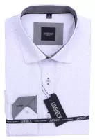 bílá košile s šedými doplňky