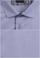 šedá košile se zajímavými doplňky