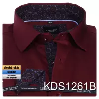vínová košile se zajímavými doplňky