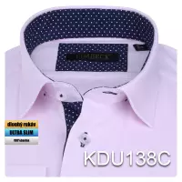 růžová košile s tmavě modrými doplňky