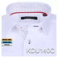 bílá košile s jemným doplňky