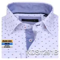 bílá košile se zajímavým vzorem a modrými doplňky