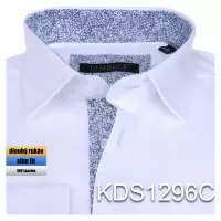 bílá košile se zajímavými doplňky