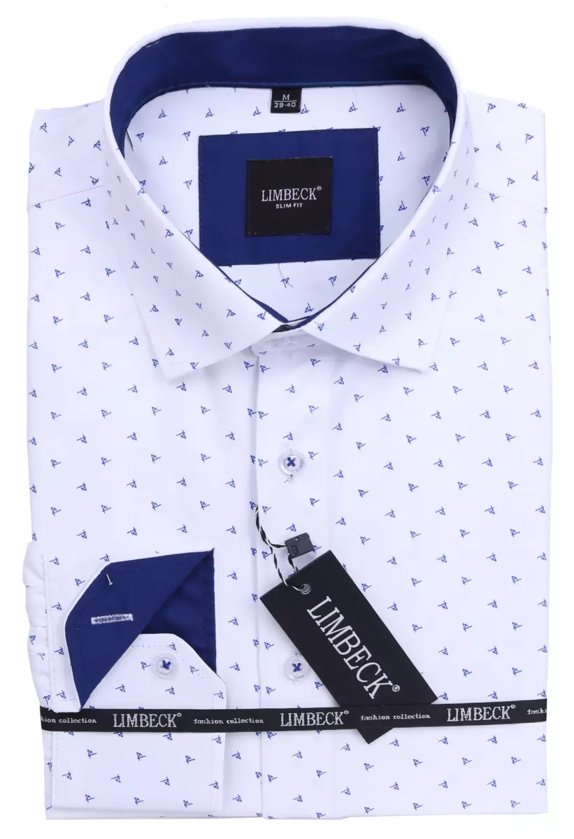 bílá košile se zajímavým vzorem a modrými doplňky
