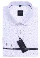 bílá košile s jemným vzorem a modrými doplňky