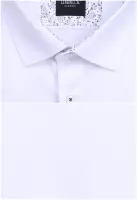 bílá košile se zajímavým vzorem