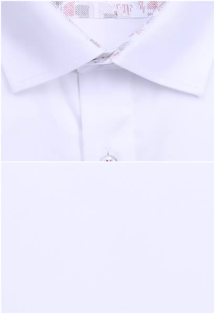 bílá košile s červenými doplňky