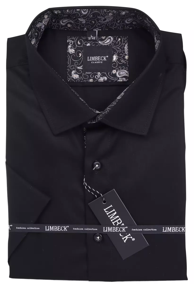 černá košile s výraznými doplňky