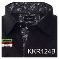 černá košile s výraznými doplňky