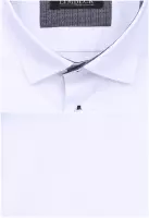 bílá košile s šedými doplňky