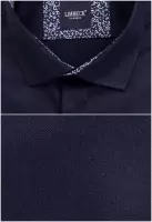 černá košile s výraznými doplňky