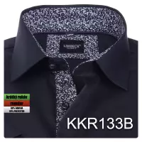 černá košile s výraznými doplňky