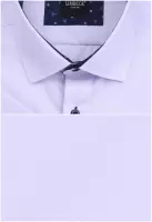 fialová košile s jemnými doplňky