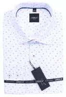 bílá košile s pěkným vzorem