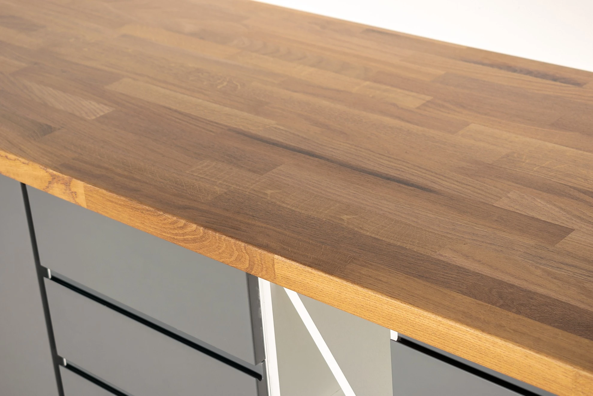 sivá lesk / biela mat