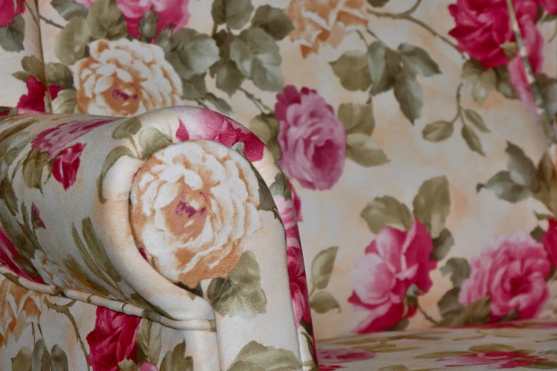 Křeslo Ušák AS vintage s podnožkou v květinovém vzoru