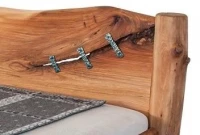 Masivní designová postel ADIANNA s úložným prostorem z jilmového dřeva