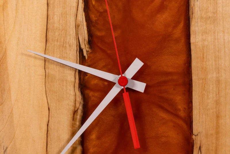 Drevené hodiny s epoxidovou živicou Ø 30cm - gaštan, oranžová perleť