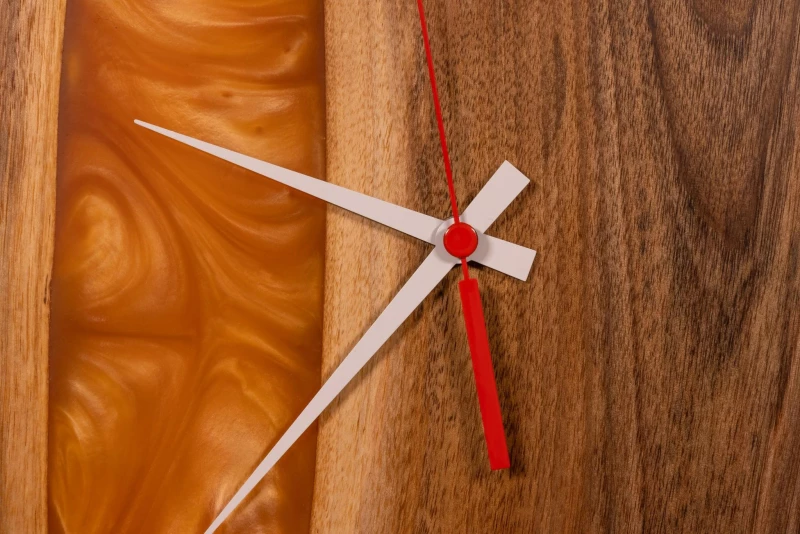 Dřevěné hodiny s pryskyřicí Ø 30CM - ořech, oranžová perleť
