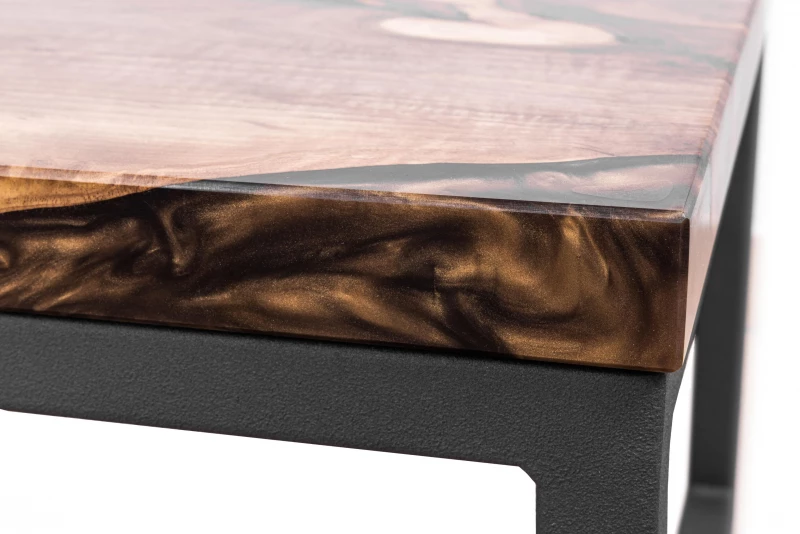 Konferenčný stolík z orechového dreva s čierno-zlatou epoxidovou živicou 55x55